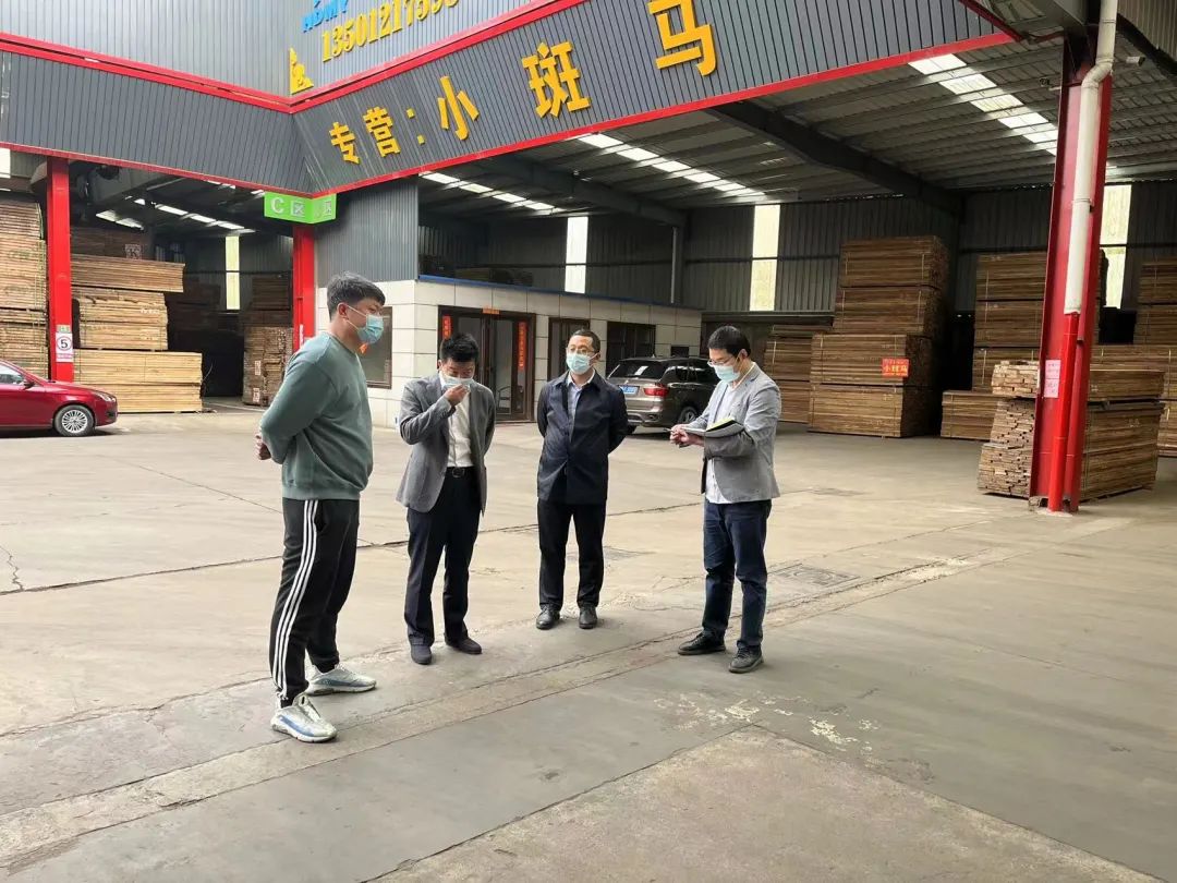张家港防控加严!物贸局领导视察木头人木材市场防疫工作
