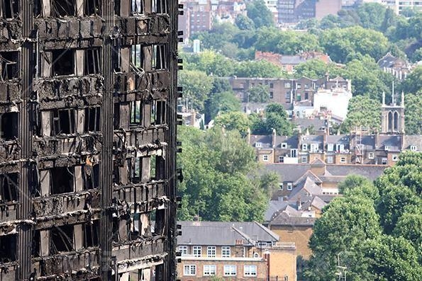 2017年6月14日英国伦敦格伦费尔大楼发生大火，夺走79人的生命。根据调查发现，该大楼的外墙材料是火势快速蔓延的原因。受此教训，2018 年 12 月英国政府出台规定：禁止高度在18 m或以上的新建筑外墙使用易燃材料。