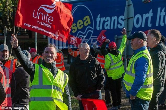 新一轮英国港口劳工罢工开始，物流运输几近停滞